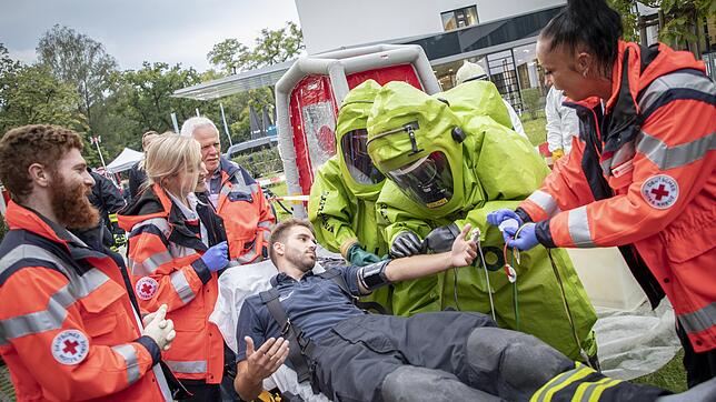 Bild : Der gespielte Ernst am Klinikum Konstanz: So bereiten sich Feuerwehr und Notärzte auf Einsätze mit gefährlichen Stoffen vor