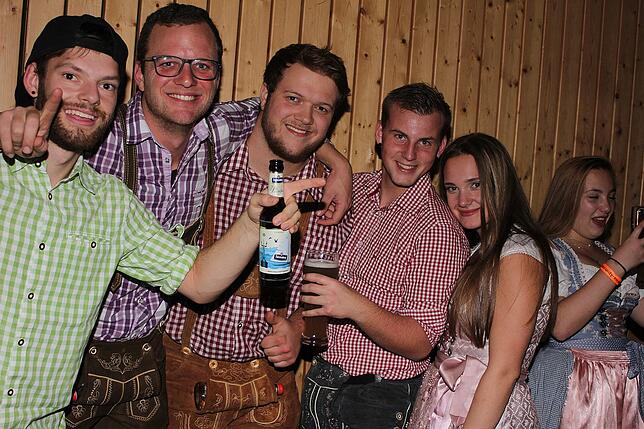 Bild 22: 1400 Gäste feiern die Halloweennacht in Tracht mit der Band Allgäu Power
