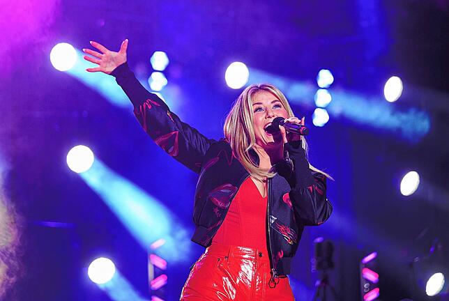 Beatrice Egli steht während des Charity-Nachwuchs-Konzertes &ldquo;All Hands on Deck&bdquo; in der Mercedes-Benz-Arena auf der Bühne. ...