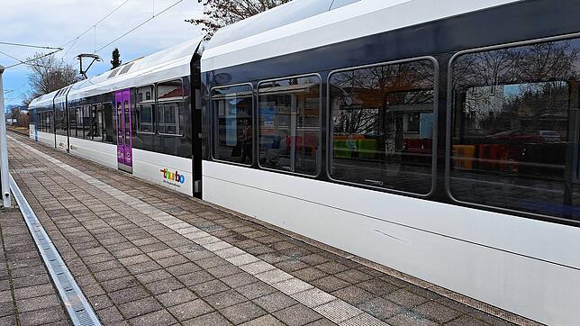 (Symbolbild) Auf den Abstand zwischen Wagen und Bahnsteig kommt es an. Ein Zug der Thurbo AG ist jetzt im Bahnhof Konstanz steckengeblieben.