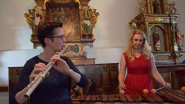 Martina Jucker (Flöte) und Inez Ellmann (Marimba) bei ihrem Konzert in der Markdorfer Mauritius-Kapelle. Bild: Jörg Büsche