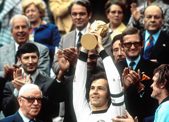 Triumph im Juli 1974: Kapitän Franz Beckenbauer (Mitte) hebt an der Seite von Torhüter Sepp Maier (rechts) und dem englischen ...