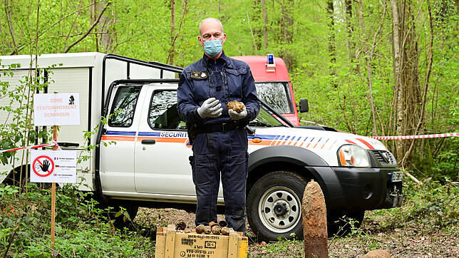 April 2021: Ein französischer Sprengstoff-Fachmann im Wald von Craonne. Bild: Volksbund