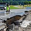 Michael Wieland von der Firma Schleith sägt den Asphalt provisorischen Fahrbahn neben der Baustelle durch. Ein Stück muss wegen der ...