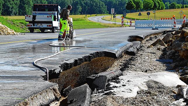 Michael Wieland von der Firma Schleith sägt den Asphalt provisorischen Fahrbahn neben der Baustelle durch. Ein Stück muss wegen der ...