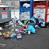 Viele Abfälle werden in diesen Tage neben den Containern bei der Stadteinfahrt am Sportzentrum irregulär entsorgt, hier ein Bild von ...