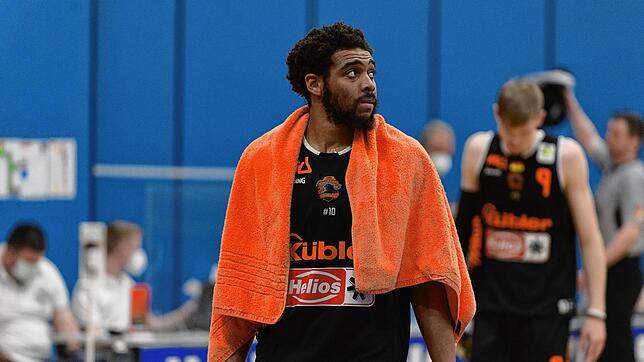 Nach der dritten Niederlage in Folge verlassen die Panthers-Spieler in Bremerhaven enttäuscht das Feld. Vorne Courtney Stockard, hinten ...