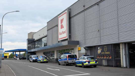 (Symbolbild) So wie auch auf diesem Symbolbild, hatte die Polizei in der Nacht auf Mittwoch, 24. April 2024, einen Einsatz vor dem ...