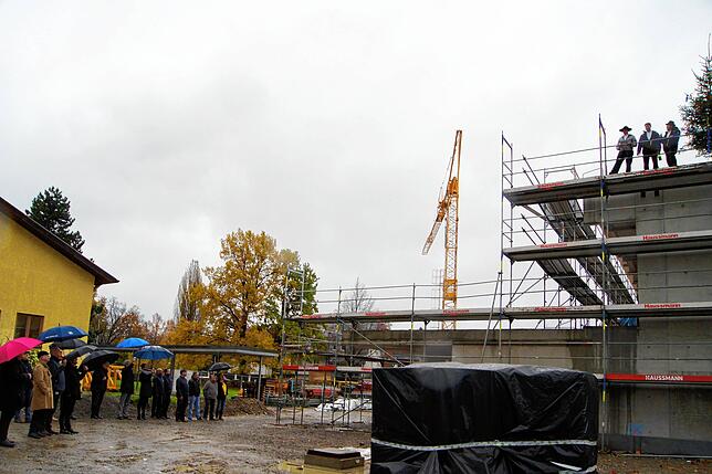 Beim Richtfest im November 2019 hieß es: Die Sporthalle Fischbach soll im Winter 2020 in Betrieb gehen. Nun wurde die Inbetriebnahme der ...