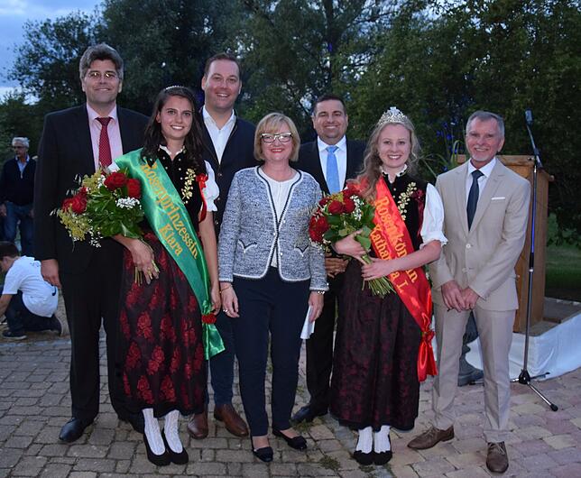 Eröffnung: Sie freuen sich über die Erfolgsgeschichte rund um die Rose (von links): Landrat Martin Kistler, Rosenprinzessin Klara Geng, ...