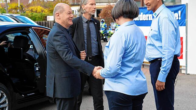 Alexandra Moosherr und Klaus Segelbacher vom VfB begrüßen Olaf Scholz.