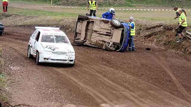 Für die Zuschauer bietet Autocross spannende Rennen mit viel Action. In brenzligen Situationen sind die Helfer sofort zu Stelle.