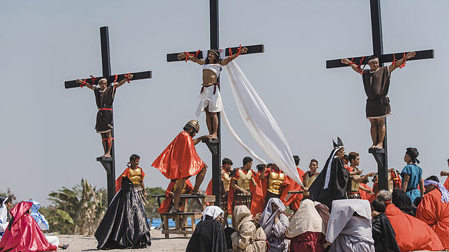Philippinen, San Pedro Cutud: Gläubige nehmen an einer Karfreitagsprozession teil, bei welcher der Kreuzigung Christi gedacht wird.