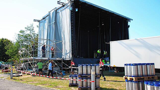 Die Open-Air-Bühne vor dem Graf-Zeppelin-Haus wird aufgebaut (Sommer 2018).