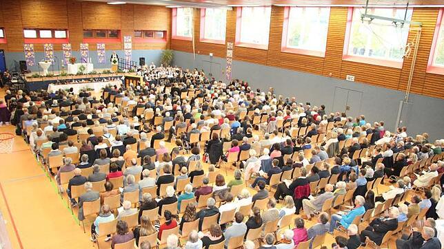 Zur Verabschiedung von Pfarrer Diedrich Onnen waren 500 Bürger in die Lichtenberghalle gekommen.