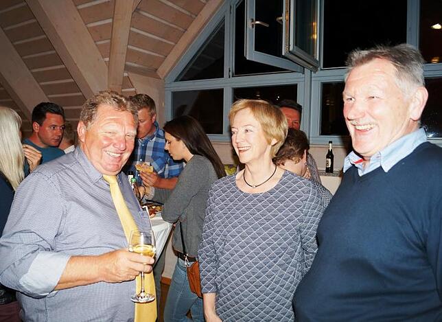 Ortsvorsteher Siegfried Weber freut sich mit Helen Vogler und Wilhelm Utz über die gelungene Auftaktveranstaltung zum Jubiläumsjahr. Die ...