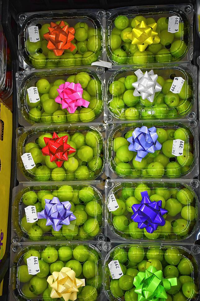 Obst einmal anders. Die kleinen grünen Pflaumen aus der Türkei wurden mit Schleifchen geliefert.