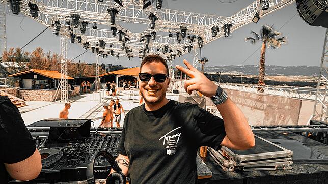 Niclas Kuntz alias DJ Nic Kegan nach seiner 15-minütigen Session am Zrce Beach in Kroatien. Es war die erste internationale Erfahrung ...