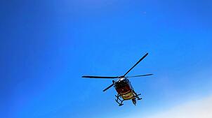 Mit einem Rettungshubschrauber (Symbolbild) ist ein schwer verletzter Motorradfahrer in Vorarlberg in die Klinik geflogen worden.
