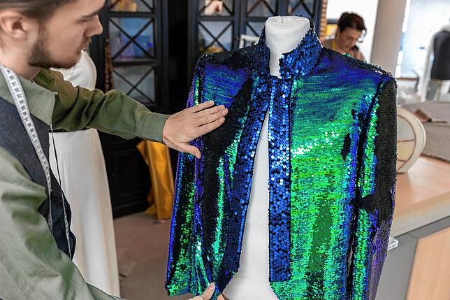 Eine Jacke aus Zauberpailletten &ndash; so etwas hat nur das Chamäleon.