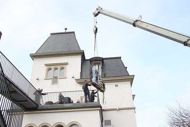 Ein Flügel kommt geflogen: Schweres Gerät war nötig, um den neuen Konzertflügel ins Schloss zu bringen.