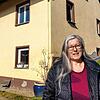 Endlich ein neues Zuhause gefunden: Angelika Gattmann, die stellvertretende Vorsitzende des Vereins &bdquo;Pfad für Kinder&ldquo;, vor ...