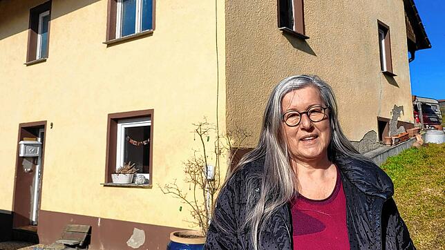 Endlich ein neues Zuhause gefunden: Angelika Gattmann, die stellvertretende Vorsitzende des Vereins &bdquo;Pfad für Kinder&ldquo;, vor ...