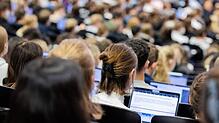 Sowohl für Studierende als auch Arbeitgeber lohnen sich Werkstudenten-Jobs.
