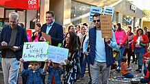 Die Demokratie-Parade bahnte sich den Weg durch die obere Hauptstraße, vorbei an den vielen Besuchern. Fotos: Alfred Scheuble