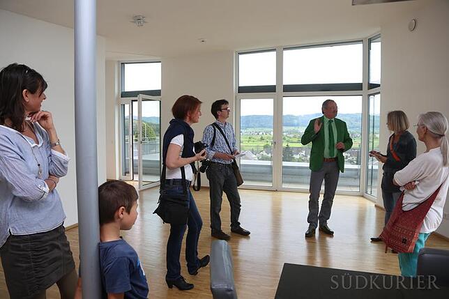 hex si hegau bau sk plus wohnung innen Schön hell wohnt es sich im Dachgeschoss wegen der hohen Fenster. Rund um die Wohnung verläuft ein großer Balkon. So können die Bewohner ...