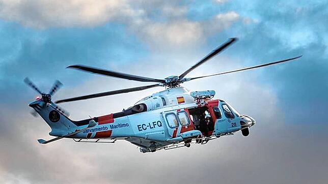 Die spanische Küstenwache sucht mit Hubschrauber nach den beiden vermissten Seglern.