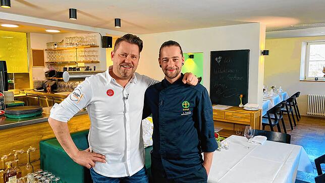 TV-Moderator und Gault-Millau-Preisträger Mike Süsser zu Besuch bei Küchenmeister und Kreuz-Geschäftsführer Sebastian Kopitzki (v.l.).