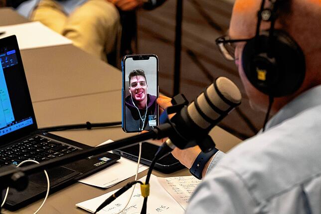 Sören Lauinger im WhatsApp Video-Call mit Doc Benzing&lsquo;s Enkel Luis Benzing.