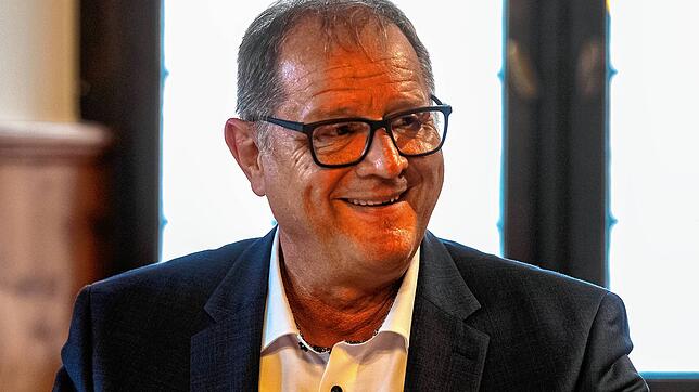 Der Gesichtsausdruck von Oberbürgermeister Jürgen Roth zeigt: Bisweilen ist die Kommunalpolitik auch zum Schmunzeln.
