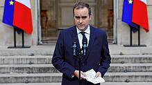 Der scheidende französische Ministerpräsident Sébastien Lecornu gibt im Hotel Matignon, der Residenz des Ministerpräsidenten, eine ...