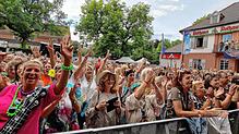 Ob ein solcher Anblick feiernder und tanzender Massen auf dem Rathausplatz in Bad Dürrheim, wie hier im Juli dieses Jahres, der ...