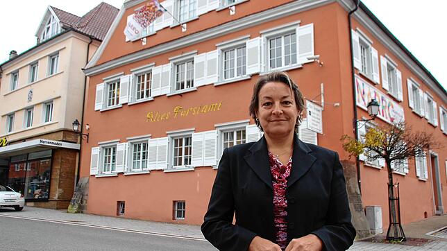 Die neue Kulturamtsleiterin Corinna Bruggaier vor ihrer zukünftigen Wirkungsstätte, dem alten Forstamt in Stockach. Am 15. November wird ...