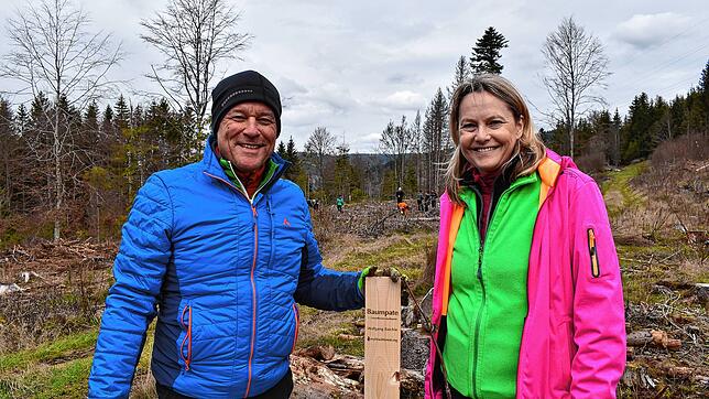 Auch Wolfgang und Marion Raichle aus der Nähe von Stuttgart spendeten und pflanzten Urwelt Mammutbäume für sich und die Söhne Alexander ...