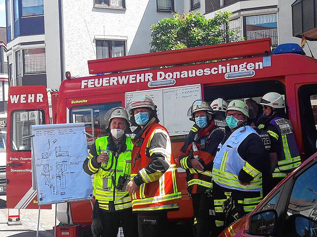 Lagebesprechung: Einsatzleiter Martin Kiefer (von links) informiert Kreisbrandmeister Florian Vetter, Kommandant Gerd Wimmer und die ...