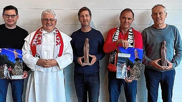 Übergabe der Todtmooser Marienstatue an den Sportclub Freiburg zur Eröffnung des neuen Stadions (von links): Finanzvorstand Oliver Leki, ...