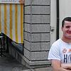 Emil Schmidt freut sich in dem Traditionsunternehmen seine Ausbildung zu machen. Die Arbeitszeiten machen ihm nichts aus.