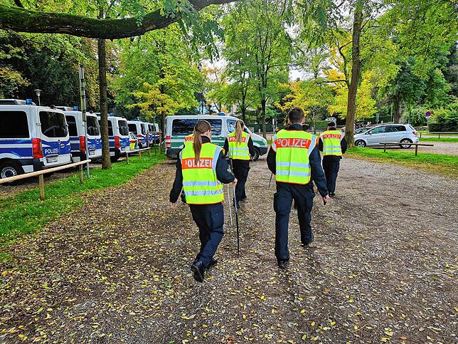 Ein Jogger hat die Leiche einer Frau am Dienstagmorgen im Lindenhofpark am Seeufer in Lindau entdeckt.