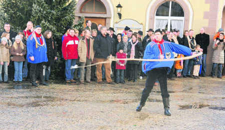 Pünktlich mit Ende des 12-Uhr-Glockenschlages eröffnen traditionell die Schneller am Dreikönigstag, 6. Januar, mit ihren Karbatschen die ...