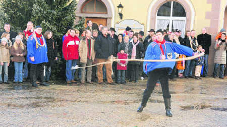 Pünktlich mit Ende des 12-Uhr-Glockenschlages eröffnen traditionell die Schneller am Dreikönigstag, 6. Januar, mit ihren Karbatschen die ...
