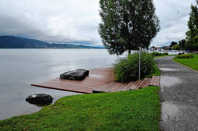 Nur noch wenige Zentimeter und das Liegedeck ist unter Wasser. Normalerweise ist der Stand hier viel niederiger.