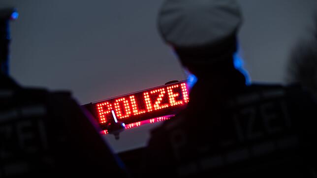 Die Beamten kontrollierten den augenscheinlich betrunkenen Mann. (Symbolbild)