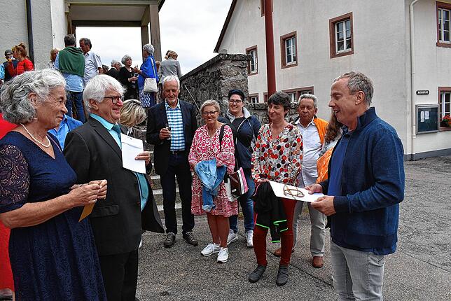 Glückwünsche überbrachten Mitglieder des Kirchenchors, die den Gottesdienst musikalisch umrahmten. Gerhard Zolg hatte den Chor 40 Jahre ...