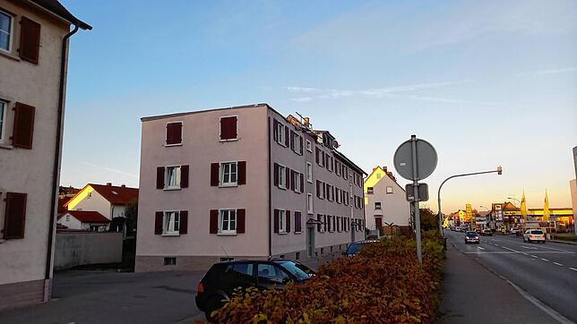 Von Flammen ist längst nichts mehr zu sehen bei dem Gebäude in der Radolfzeller Straße, doch der Dachstuhl wurde zurückgebaut. Und die ...
