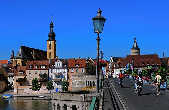Kitzingen ist vor allem für seinen Stadtbalkon bekannt: Hier lassen sich beim sogenannten &bdquo;Stadtschoppen&ldquo; an lauen ...