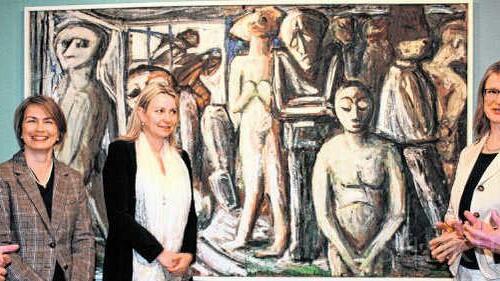 Brachten Hans Fähnles Werk den Besuchern näher (von links): Alexander Meßmer (Sparkasse Bodensee), Kuratorin Ulrike Niederhofer, ...